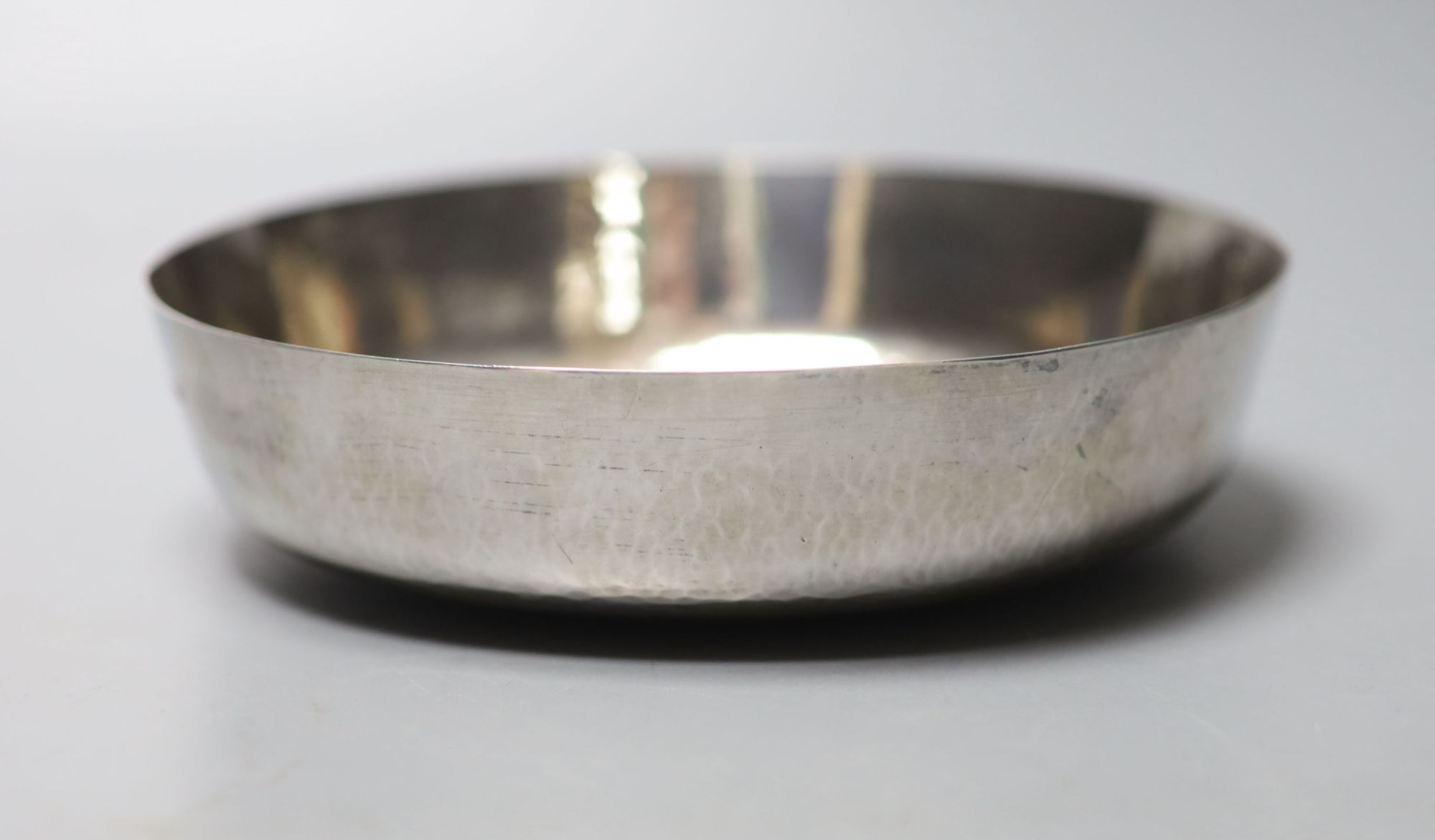 A 1970s plain silver shallow bowl, London Assay Office, London, 1972, 16.4cm, 8oz.